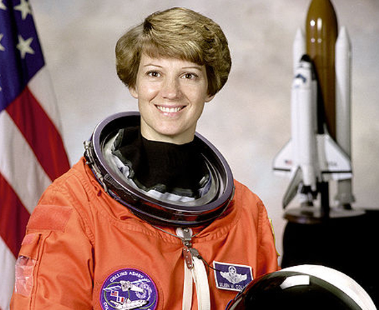 EILEEN COLLINS - Veterana de quatro missões espaciais. É a primeira mulher a comandar um ônibus espacial. Em 2005, tornou-se a primeira astronauta a fazer um ônibus espacial realizar um giro de 360° no espaço sobre si mesmo. EILEEN COLLINS - Veterana de quatro missões espaciais. É a primeira mulher a comandar um ônibus espacial. Em 2005, tornou-se a primeira astronauta a fazer um ônibus espacial realizar um giro de 360° no espaço sobre si mesmo.
