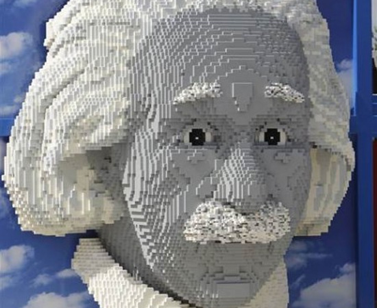 Este busto de Einstein feito com peças de Lego está em exposição em Legoland, na Flórida.