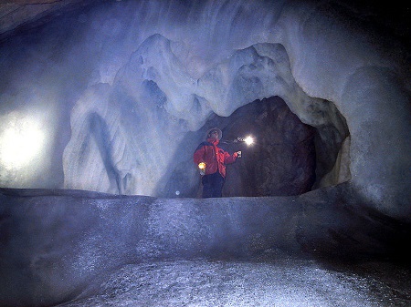 A Caverna Eisriesenwelt, na Aústria, recebe 200 mil turistas por ano. Está localizada a 40 quilômetros da cidade de Salzburg, numa parte dos Alpes. Essa é a maior caverna de gelo do mundo.