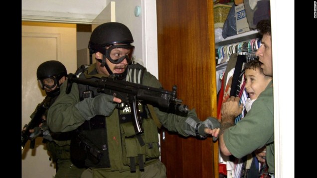 Durante uma missão em Miami em, 2000, agentes das forças armadas americanas capturam o garoto Elias Gonzales, de 6 anos. Gozales viu sua mãe ser afogada quando o navio clandestino em que vinham de Cuba naufragou. O governo americano enviou o Exército para levar o garoto de volta ao pai, em Cuba.