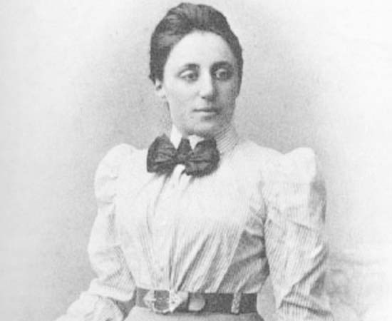 Emmy Noether (1882 - 1935) - Física e matemática alemã que realizou importantes pesquisas sobre a Teoria dos Anéis e Álgebra Abstrata. Elaborou o Teorema de Noether, que explica as relações entre simetria e as leis de conservação da física teórica. Emmy Noether (1882 - 1935) - Física e matemática alemã que realizou importantes pesquisas sobre a Teoria dos Anéis e Álgebra Abstrata. Elaborou o Teorema de Noether, que explica as relações entre simetria e as leis de conservação da física teórica.