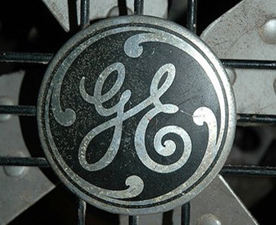 GENERAL ELECTRIC - A General Electric Company, que hoje é uma multinacional de serviços e energia, foi fundada em 1892 pela fusão da companhia energética de Thomas Edison (Edison General Electric) com a Thompson-Houston Company. A fundação da nova empresa foi importante para o inventor, já que ele conseguiu obter direitos sobre várias patentes de concorrentes.