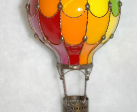 Uma lâmpada incandescente queimada foi usada para fazer esta escultura de balão. Uma lâmpada incandescente queimada foi usada para fazer esta escultura de balão.