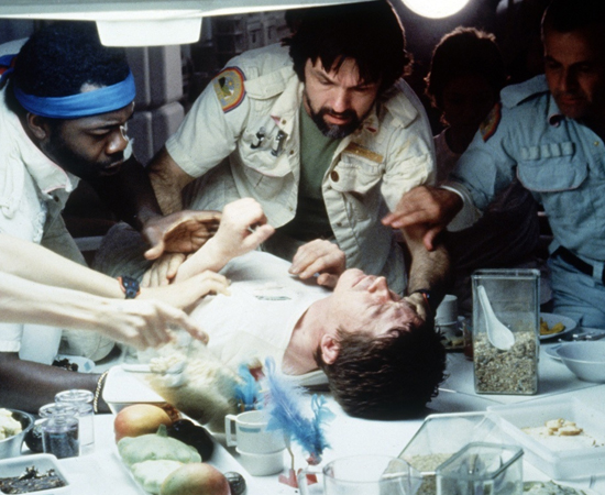 ENREDO - Em Alien, a nave Nostromo investiga um estranho sinal que se origina em um planetoide. A partir de então, um parasita ataca os tripulantes. Na sequência Aliens, dirigida por James Cameron, Ellen Ripley acorda em uma estação espacial. Quando o contato com uma colônia interplanetária é perdido, ela é convocada para fazer uma investigação. Em Alien 3, que foi dirigido por David Fincher, a personagem principal encontra-se em uma colônia prisional que está sendo atacada pelo antagonista. No filme Alien Resurrection, dirigido por Jean-Pierre Jeunet, a personagem principal é clonada e precisa destruir a nave Auriga, que está infestada de Aliens. ENREDO - Em Alien, a nave Nostromo investiga um estranho sinal que se origina em um planetoide. A partir de então, um parasita ataca os tripulantes. Na sequência Aliens, dirigida por James Cameron, Ellen Ripley acorda em uma estação espacial. Quando o contato com uma colônia interplanetária é perdido, ela é convocada para fazer uma investigação. Em Alien 3, que foi dirigido por David Fincher, a personagem principal encontra-se em uma colônia prisional que está sendo atacada pelo antagonista. No filme Alien Resurrection, dirigido por Jean-Pierre Jeunet, a personagem principal é clonada e precisa destruir a nave Auriga, que está infestada de Aliens.