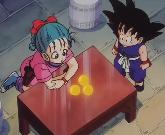 ENREDO - A saga Dragon Ball conta a história de Son Goku, um menino com cauda de macaco, que morava nas montanhas. Um dia, a jovem Bulma o encontra e descobre que ele tem uma Esfera do Dragão. Juntos, eles partem em uma aventura para encontrar as outras seis esferas mágicas. A lenda diz que, quando reunidas, elas podem invocar Shen Long - um dragão mágico que realiza desejos. A história se estende por várias décadas. A cada vez que um novo e mais poderoso inimigo surge, Goku o enfrenta liderando um grupo que zela pela segurança da Terra e pelo bem.