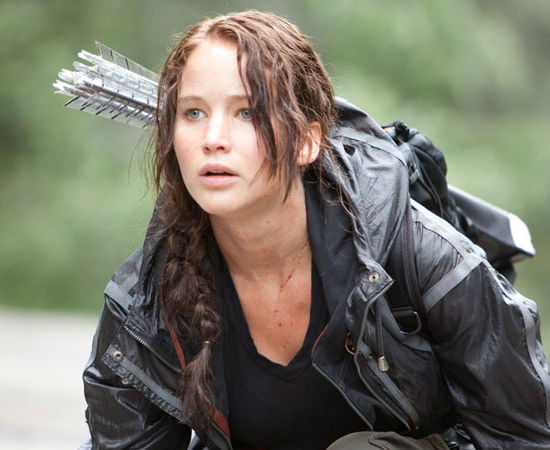 ENREDO - Jogos Vorazes é uma história sobre Katniss Everdeen, adolescente de 16 anos que vive em um futuro pós-apocalíptico. Nesta realidade, a América do Norte foi dividida em 12 distritos diferentes, dominados pela capital Panem. Para pagar uma dívida histórica, todos os anos, dois jovens (os tributos) de cada distrito são convocados para participar dos Jogos Vorazes - um reality show em que os participantes precisam matar para sobreviver. O participante que se mantem vivo até o fim, ganha o jogo e conquista benefícios para o seu distrito.