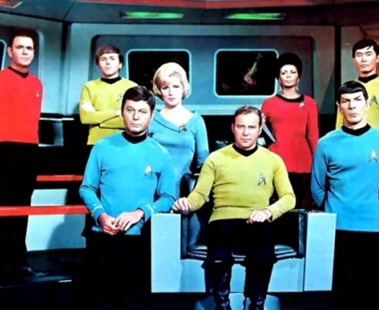ENREDO - O universo de Star Trek foi um berço para várias histórias diferentes. No entanto, o enredo da série original é sobre os tripulantes da nave Enterprise, que viaja pelo espaço em uma missão exploratória. O seu capitão é James T. Kirk, que vive aventuras ao lado de Spock e do médico Leonard McCoy. Há ainda vários personagens secundários que se tornaram famosos, como a tenente Uhura, o engenheiro Scott e os oficiais Chekov e Sulu.
