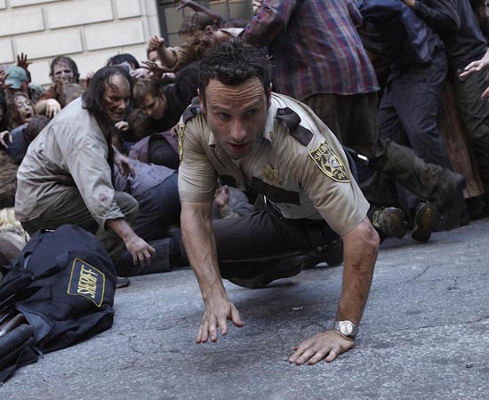 ENREDO - The Walking Dead conta a história de um grupo de sobreviventes de um apocalipse zumbi. A trama é centrada em Rick Grimes, um oficial de polícia de uma cidadezinha do interior dos EUA. Ele acorda sozinho em um quarto de hospital, que está cercado por mortos-vivos. A partir de então, precisa fugir e encontrar alguém que possa explicar o que está acontecendo. Após muito suspense, ele descobre que um vírus infectou quase toda a população mundial e encontra a família com um grupo de sobreviventes. No entanto, os problemas estão apenas começando. ENREDO - The Walking Dead conta a história de um grupo de sobreviventes de um apocalipse zumbi. A trama é centrada em Rick Grimes, um oficial de polícia de uma cidadezinha do interior dos EUA. Ele acorda sozinho em um quarto de hospital, que está cercado por mortos-vivos. A partir de então, precisa fugir e encontrar alguém que possa explicar o que está acontecendo. Após muito suspense, ele descobre que um vírus infectou quase toda a população mundial e encontra a família com um grupo de sobreviventes. No entanto, os problemas estão apenas começando.