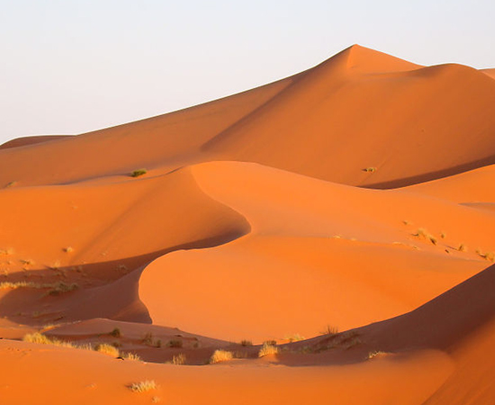 O Deserto do Saara é mais complexo do que se imagina. Esta região, por exemplo, é chamada de ‘Dunas de Merzouga’ e está situada no Marrocos, próximo à fronteira com a Argélia. Trata-se de um ‘erg’, ou conjunto de dunas, com 5 km de largura e 22 km de comprimento. Há quem se enterre na areia em busca de cura para doenças como o reumatismo.