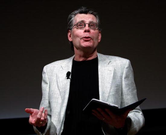 STEPHEN KING é um escritor americano, conhecido em todo o mundo por seus livros de terror. Suas obras aparecem frequentemente nas principais listas de best-sellers. O trabalho do autor já foi adaptado em dezenas de filmes de Hollywood.