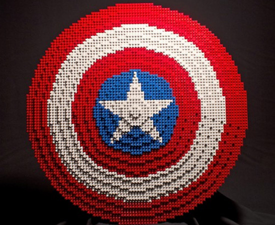 Este fã de Vingadores construiu o escudo do Capitão América com peças de Lego.