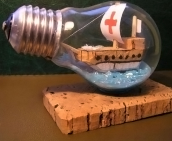 Já esta lâmpada queimada foi usada para abrigar uma escultura de barco.