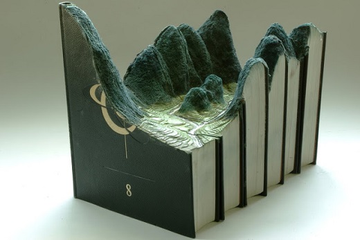 Já o artista Guy Laramee curte transformar livros em paisagens. Nessa, ele usa a textura das páginas para fazer rios, vegetação e montanhas.