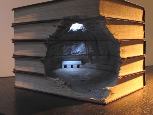 Com talento e persistência, ele mostra que livros sempre guardam lugares fantásticos. Como essa construção, escondida numa caverna.