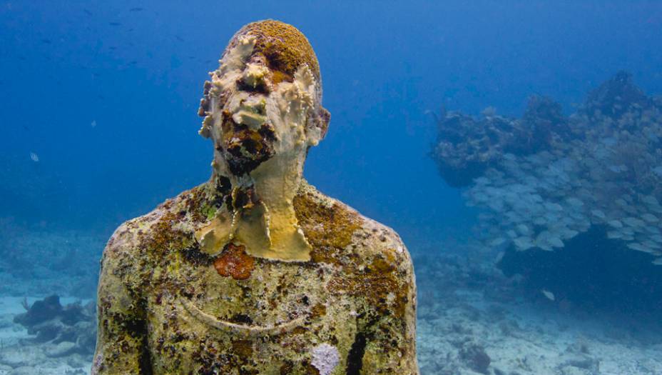 O museu reúne 500 esculturas do artista inglês <a href="https://www.underwatersculpture.com/" target="_blank">Jason deCaires Taylor</a>. Colocadas entre 4 m e 7,6 m de profundidade, elas são enormes, e ficam fixas no fundo do mar.