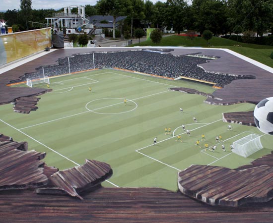 E um estádio de futebol, pintado em uma praça de Moscou, na Rússia.