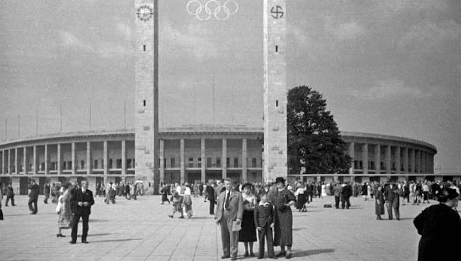 Todo o equipamento esportivo, assim como os alojamentos dos atletas, já foi construído com propósitos militares em mente. Assim que a Olimpíada de 1936 terminou, a Vila Olímpica se tornou a Escola de Infantaria da Alemanha. Depois, durante a Segunda Guerra Mundial, a estrutura foi adaptada para cuidar dos feridos de guerra. A Casa das Nações, uma das construções olímpicas que abrigou esportistas, se tornou um hospital militar.