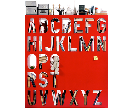 Guarde seus livros dentro de letras nesta estante inspirada no alfabeto.