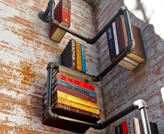 Se você tiver encanamentos visíveis em sua casa, pode usá-los como estantes de livros. Se você tiver encanamentos visíveis em sua casa, pode usá-los como estantes de livros.