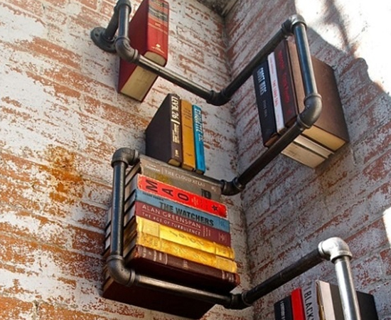 Se você tiver encanamentos visíveis em sua casa, pode usá-los como estantes de livros.