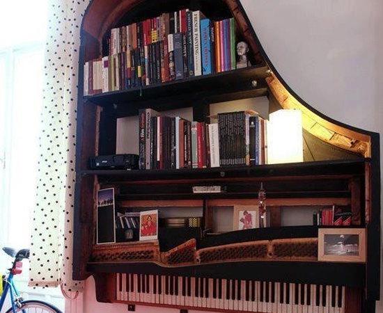 Os fãs de música podem montar uma estante inspirada em um piano de cauda.