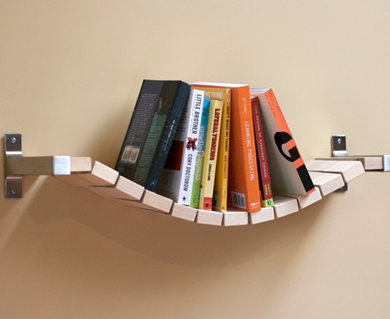 Esta estante inspirada em uma ponte de cordas deixa seus livros levemente inclinados - o que os protege de possíveis quedas. Esta estante inspirada em uma ponte de cordas deixa seus livros levemente inclinados - o que os protege de possíveis quedas.