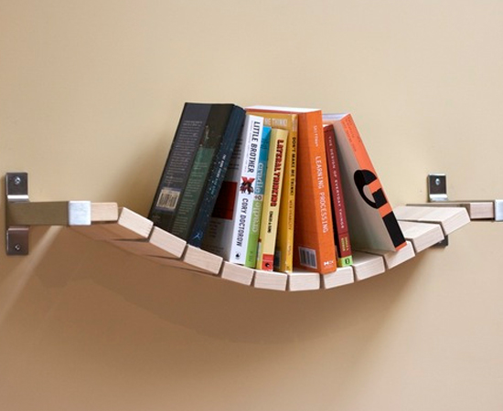Esta estante inspirada em uma ponte de cordas deixa seus livros levemente inclinados - o que os protege de possíveis quedas.