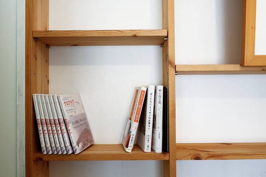 Mesmo com espaço para armazenar mais coisas, minimalistas - como Naoki - preferem guardar poucos objetos.