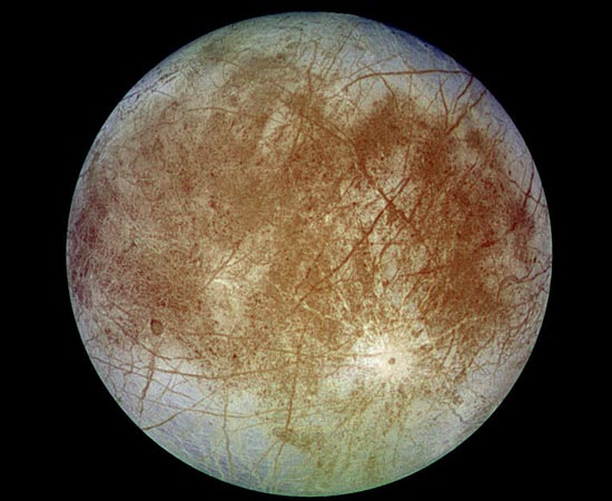 Europa é uma das quatro grandes luas de Júpiter. Foi descoberta por Galileu Galilei em 1610. Tem quase o tamanho da nossa Lua e possui uma superfície única, cheia de linhas coloridas e brilhantes. Cientistas suspeitam que se trate de um grande oceano congelado. Por ser potencialmente habitável, Europa tornou-se uma inspiração para autores de ficção científica.