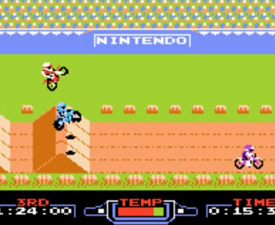 EXCITE BIKE (1984) - Este jogo de NES consiste em uma corrida de motocross. O objetivo é ser o mais rápido e conquistar um bom lugar no pódio.