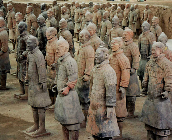 MAUSOLÉU DO PRIMEIRO IMPERADOR CHINÊS - É a tumba de Qin Shihuang, que reinou entre 259 e 210 a.C. Mais de 8 mil estátuas de guerreiros adornam o local, que está localizado em Xian, na província de Shaanxi.
