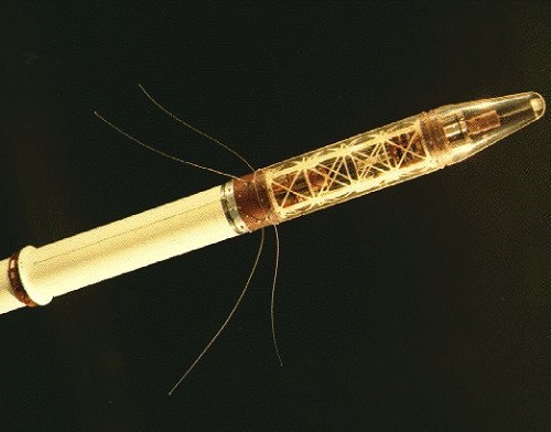 Os Estados Unidos colocaram o primeiro satélite no espaço no ano seguinte, o Explorer.  A máquina era equipada com aparelhos para medir temperatura, detectar micrometeoros e contar raios cósmicos.