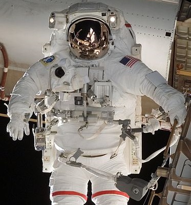 Também chamado simplesmente de EMU, o Extravehicular Mobility Unit é usado por astronautas da NASA. Junto com o Orlam, é um dos trajes usados nas caminhadas espaciais feitas na Estação Espacial Internacional.