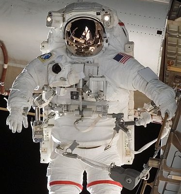Também chamado simplesmente de EMU, o Extravehicular Mobility Unit é usado por astronautas da NASA. Junto com o Orlam, é um dos trajes usados nas caminhadas espaciais feitas na Estação Espacial Internacional. Também chamado simplesmente de EMU, o Extravehicular Mobility Unit é usado por astronautas da NASA. Junto com o Orlam, é um dos trajes usados nas caminhadas espaciais feitas na Estação Espacial Internacional.