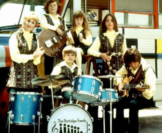 Família Dó-Ré-Mi (1970) é um seriado que conta a história de uma mãe viúva e de seus cinco filhos que querem seguir a carreira musical. Família Dó-Ré-Mi (1970) é um seriado que conta a história de uma mãe viúva e de seus cinco filhos que querem seguir a carreira musical.