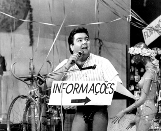 O concorrente do Gugu era o Faustão, à frente do Perdidos na Noite. Apesar de elogiado pela crítica por seu humor escrachado, às vezes pegava pesado nas piadas com aidéticos. O concorrente do Gugu era o Faustão, à frente do Perdidos na Noite. Apesar de elogiado pela crítica por seu humor escrachado, às vezes pegava pesado nas piadas com aidéticos.