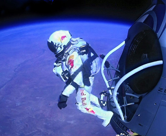 No dia 14 de outubro, o austríaco Felix Baumgartner saltou da estratosfera e tornou-se o primeiro homem a quebrar a barreira do som em uma queda livre. No dia 14 de outubro, o austríaco Felix Baumgartner saltou da estratosfera e tornou-se o primeiro homem a quebrar a barreira do som em uma queda livre.