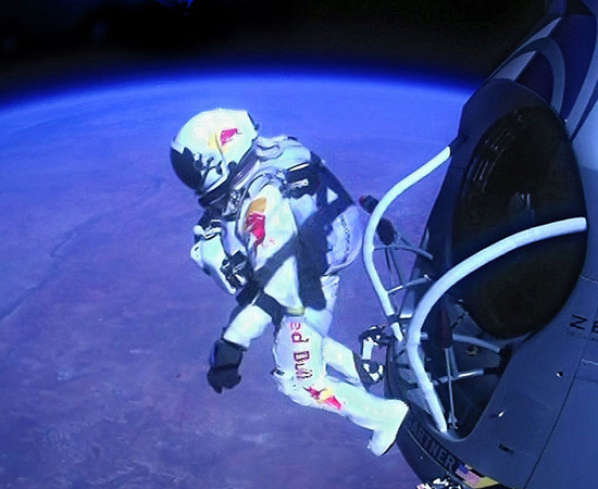 No dia 14 de outubro, o austríaco Felix Baumgartner saltou da estratosfera e tornou-se o primeiro homem a quebrar a barreira do som em uma queda livre.