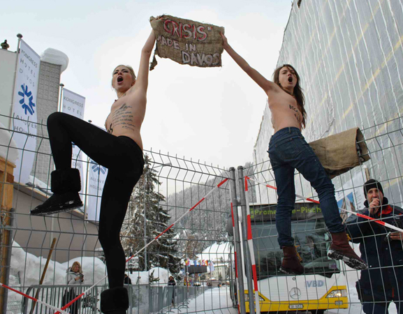 Embora as fotos sempre mostrem manifestantes jovens, magras e bonitas, as Femen dizem que isso é uma escolha dos fotógrafos. Embora as fotos sempre mostrem manifestantes jovens, magras e bonitas, as Femen dizem que isso é uma escolha dos fotógrafos.