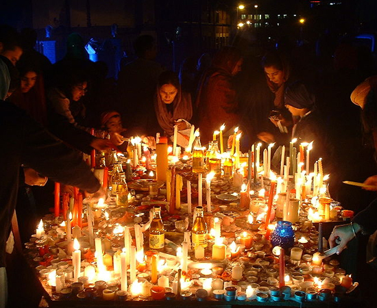 O Diwali, conhecido como Festival das Luzes, é uma festa religiosa celebrada por indianos de todo o mundo. O evento dura cinco dias e comemora a vitória das forças do Bem sobre o Mal, da luz sobre as trevas, e do conhecimento sobre a ignorância. Os religiosos acendem pequenas lâmpadas (diyas), vestem roupas novas, comem doces e soltam fogos de artifício.