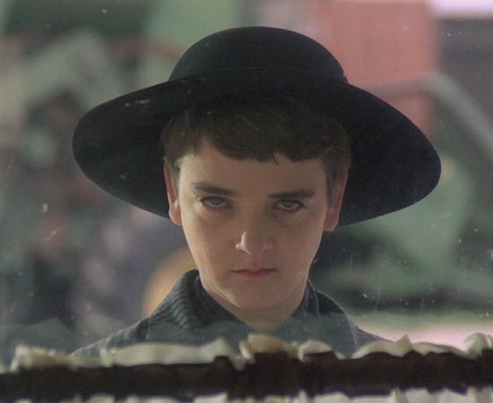 A COLHEITA MALDITA (Children of the Corn - 1984) - Isaac Chroner, um menino pregador, vai para Gatlin, no Nebraska (EUA), e faz com que as crianças assassinem todos os adultos da cidade. Um dia, um casal vai até a localidade para registrar um crime. No entanto, eles são aprisionados e descobrem que têm poucas chances de escaparem vivos, pois as crianças praticam um culto que utiliza sangue humano para adubar a terra. O roteiro é baseado no conto homônimo de Stephen King.