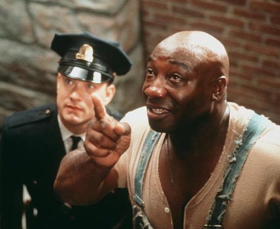 À ESPERA DE UM MILAGRE (The Green Mile - 1999) - A história se passa no Corredor da Morte de uma prisão do sul dos EUA, em 1935. O filme mostra o relacionamento comovente entre o guarda da penitenciária e um preso que possui um dom misterioso e miraculoso. O roteiro é baseado no best-seller ‘The Green Mile’ de Stephen King.