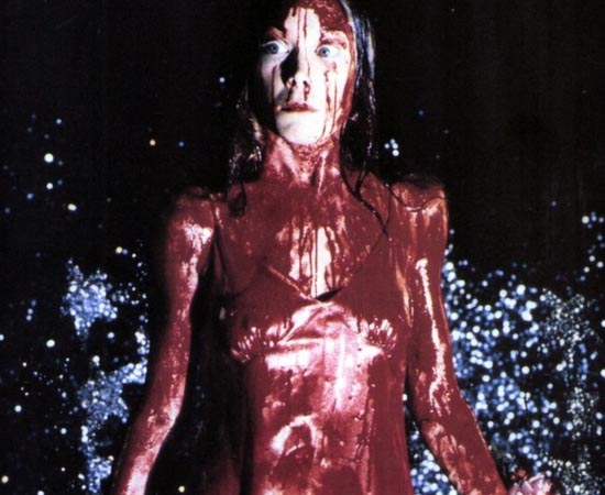 CARRIE, A ESTRANHA (Carrie - 1976) - Carrie White é uma adolescente que vive isolada com sua mãe, uma fanática religiosa. Na escola, ela sofre bullying constantemente. Um dia, uma de suas colegas, Sue Snell, fica com pena da garota e pede para que seu namorado a convide para um baile. No entanto, Carrie tem poderes paranormais e está disposta a destruir seus inimigos em uma vingança.