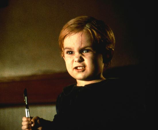 CEMITÉRIO MALDITO (Pet Sematary - 1989) - Quando os membros da família Creed mudam-se para uma casa no interior do Maine (EUA), são alertados que o local está ao lado de um terreno maldito. De acordo com o vizinho, além do cemitério de animais, construído por crianças que perderam seus bichos atropelados na rodovia, existe um cemitério indígena. O roteiro é baseado no romance ‘O Cemitério’ de Stephen King.