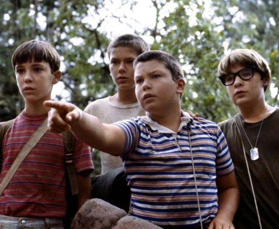 CONTA COMIGO (Stand by me - 1986) - O escritor Gordie Lachance relembra um fato da sua infância. Quando tinha 12 anos e vivia em Oregon (EUA), ele e mais três amigos saíram em uma aventura na mata em busca de um corpo desaparecido. O roteiro é baseado no conto ‘O Corpo’ do livro ‘Quatro Estações’ de Stephen King.