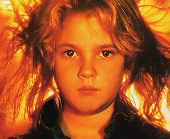 A INCENDIÁRIA (Firestarter - 1984) - Charlie é uma menina que tem o poder da pirocinesia. Com a força da mente, ela pode atear fogo em qualquer coisa. Quando sua mãe é assassinada por um misterioso grupo do governo , ela foge com o pai em busca de um lugar seguro. O roteiro é baseado no livro homônimo de Stephen King.