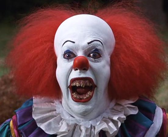 IT - UMA OBRA PRIMA DO MEDO (It - 1990) - Há 30 anos, uma cidade do interior dos Estados Unidos foi aterrorizada por um assassino de crianças, conhecido como ‘A Coisa’. Agora, a criatura sanguinária reaparece sob a forma de um palhaço. Quando o bibliotecário Michael Hanlon sente sua presença, ele convoca outros seis amigos para combater o monstro que destruiu suas infâncias. O roteiro é baseado no livro homônimo de Stephen King.