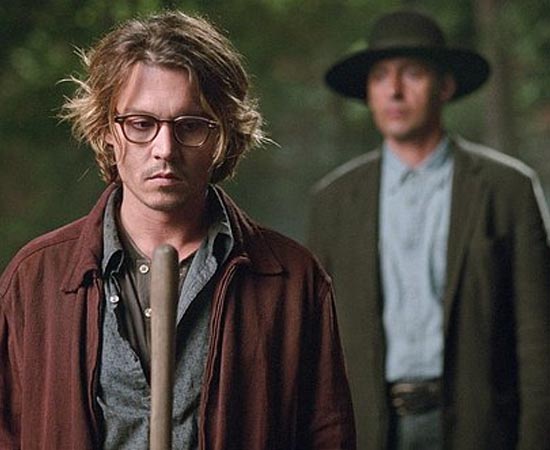 JANELA SECRETA (Secret Window - 2004) - Baseado no livro homônimo de Stephen King, conta a história de um escritor (Mort Rainey) que está em crise após ser traído pela esposa. Em busca de tranquilidade, ele se isola em uma cabana à beira de um lago. No local, um homem misterioso aparece inesperadamente e começa atormentá-lo, acusando Rainey de ter plagiado um de seus melhores contos.