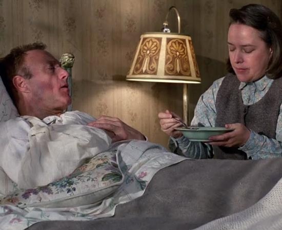 LOUCA OBSESSÃO (Misery - 1990) - Um famoso escritor é resgatado de um acidente de carro por uma fã obcecada por seu trabalho. Quando ela descobre que seu personagem favorito será ‘assassinado’ pelo autor, ela começa a torturá-lo. O roteiro é baseado no livro ‘Misery’ de Stephen King.