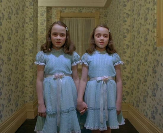 O ILUMINADO (The Shining - 1980) Durante o inverno, uma família fica isolada em um hotel. No local, o pai é influenciado por uma presença maligna que o deixa violento, enquanto o filho tem visões horríveis sobre o passado e o futuro. O roteiro é adaptado do livro ‘The Shining’ de Stephen King. Apesar de ser ter se tornado um dos filmes mais famosos do mundo, o autor não aprovou a direção de Stanley Kubrick e fez a sua própria adaptação, uma minissérie de TV, em 1997.